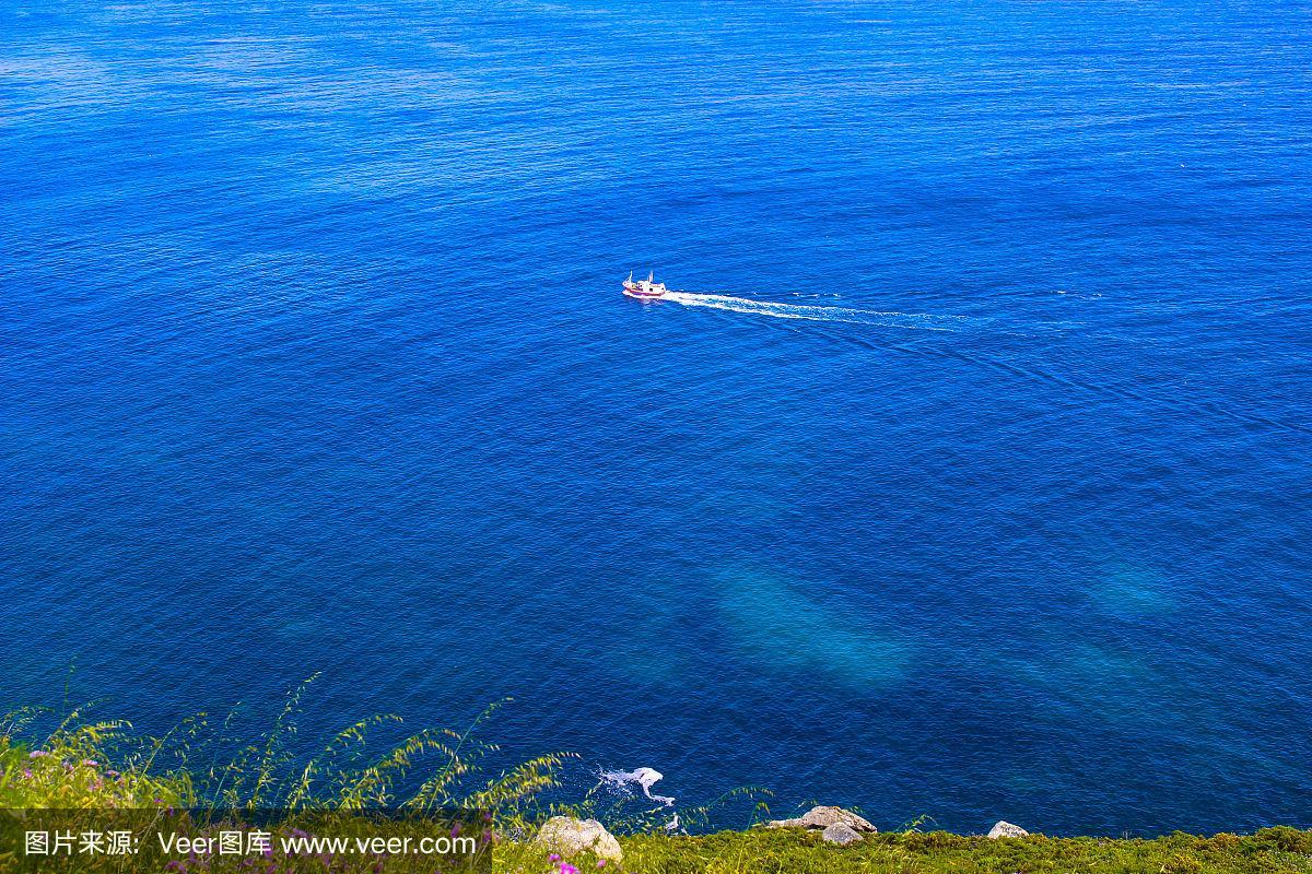 广阔的深蓝色海景,远处有小船,美丽的壁纸背景.