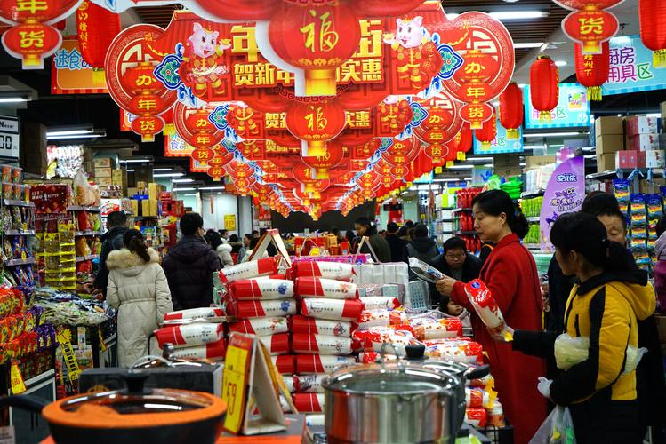 2019年2月4日,河南省孟津县县城一超市,货物琳琅满目,环境