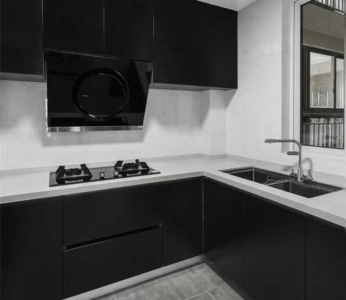 高光黑色大理石橱柜门板配什么颜色瓷砖 厨房用黑色柜体好不好看