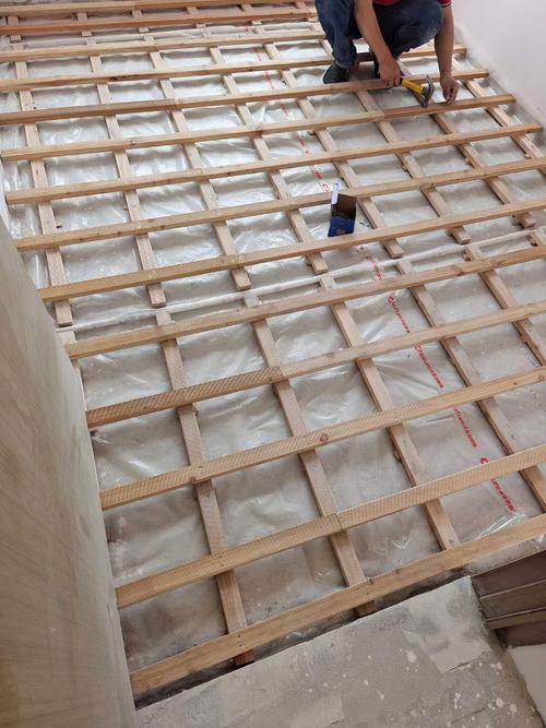 平整地面在龙骨上面铺装地板,石膏板,木板等材料后,能保证装修效果