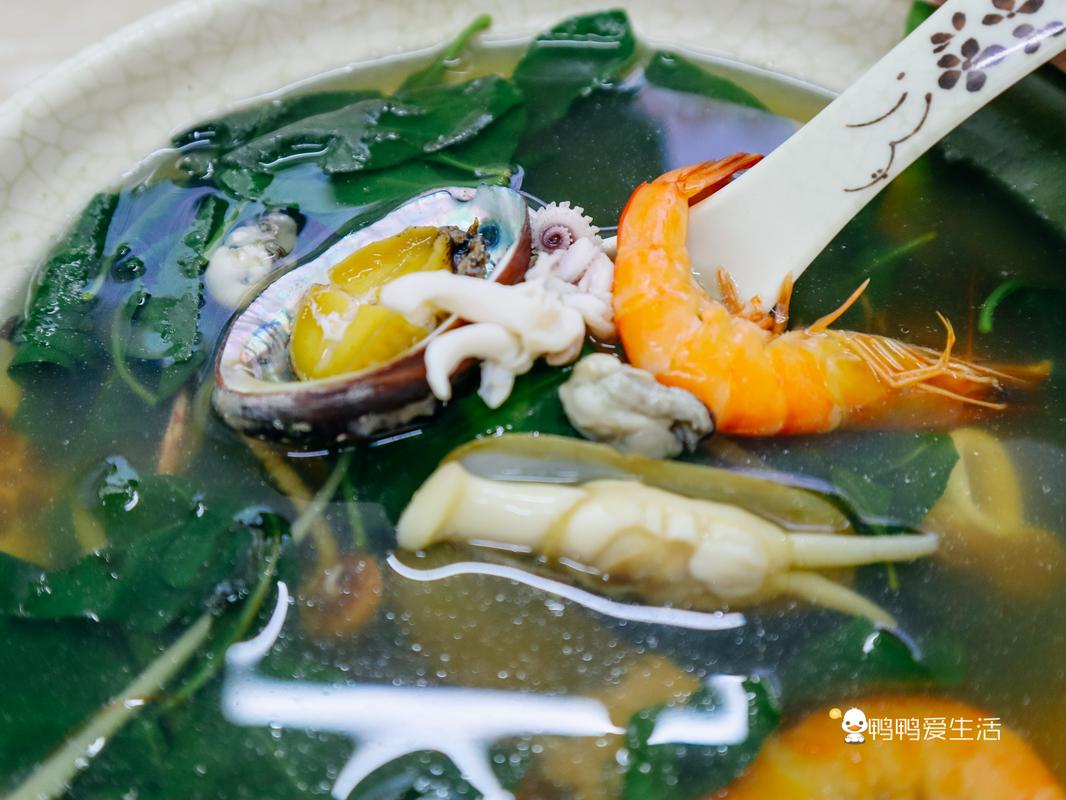 特色枸杞叶海鲜汤则加入了虾,鱿鱼,老蛏,花蛤,海蛎,瘦肉,小肠,丸子