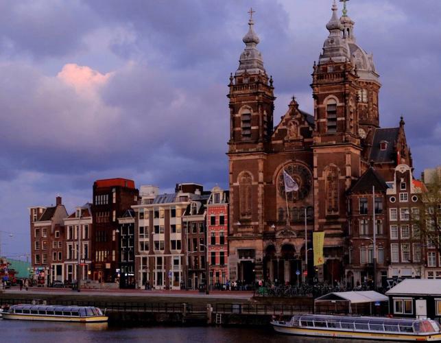 荷兰城市天空和橱窗角落