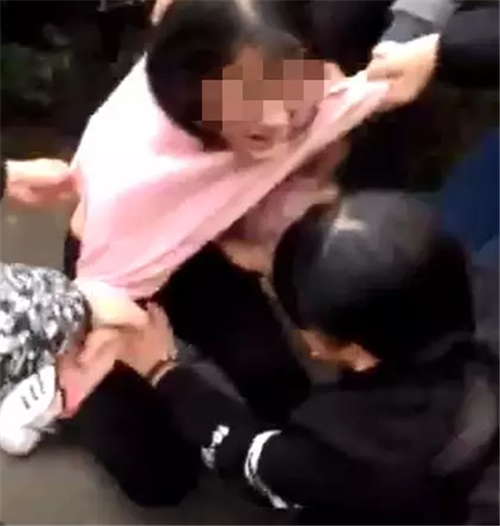 浙江女生遭数名同学扒衣拍视频 警方介入