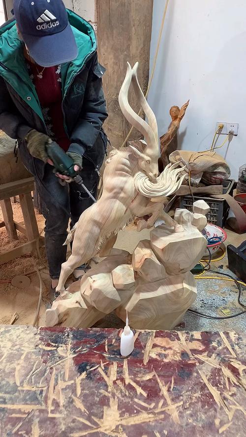 木雕制作过程木雕工艺品领头羊