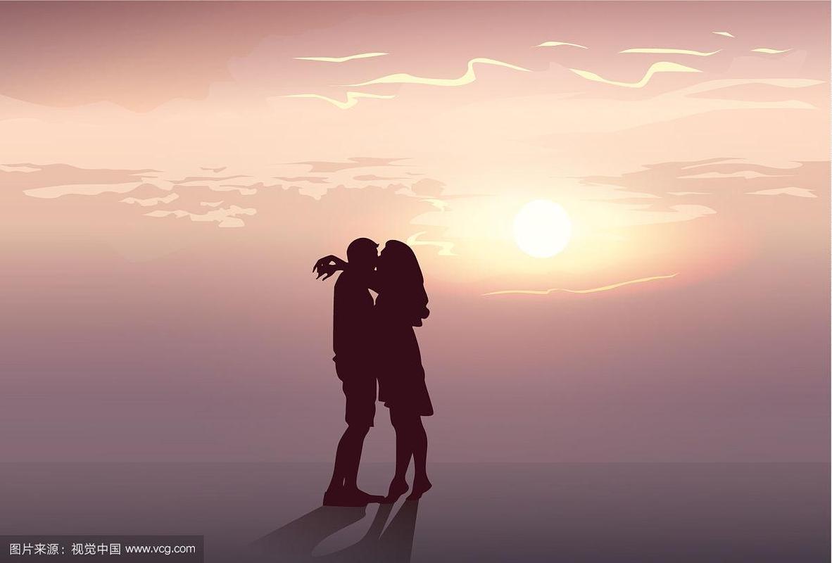 剪影浪漫的夫妇拥抱在日落