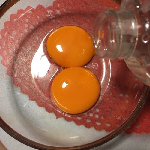 为什么一个鸡蛋里面有两个黄