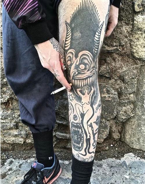 潮男腿部个性独特的黑灰纹身图案