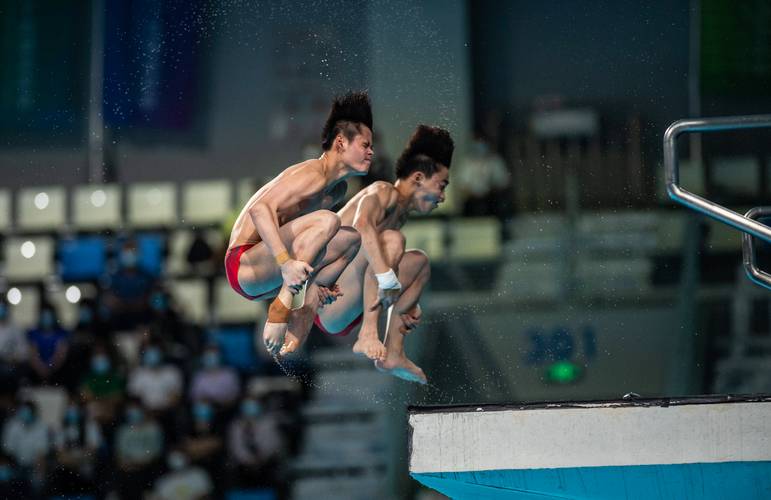 张博文 摄当日,在第十四届全运会跳水项目男子团体双人10米跳台比赛中