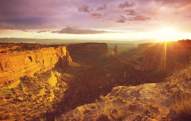 美国科罗拉多州日出时科罗拉多州国家名胜古迹公园的山景