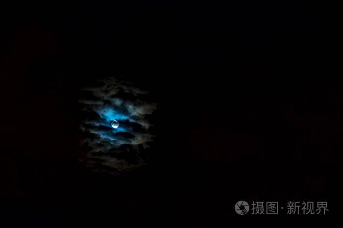 抽象自然可怕的万圣节背景满月黑色多云的天空明亮的超级月亮