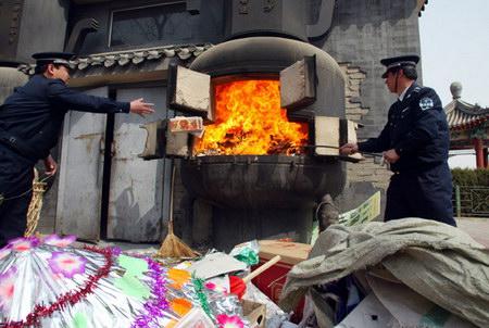 图文:北京市城管民政工商三部门集中销毁冥币