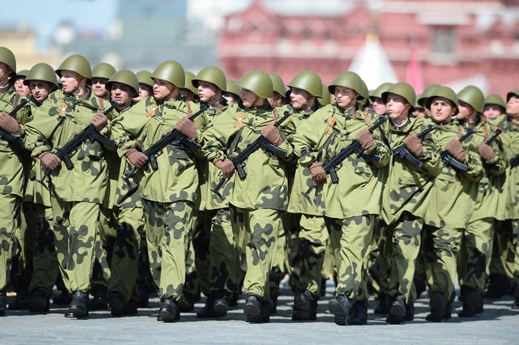 红场阅兵回放:中国仪仗队俄女兵方阵亮眼
