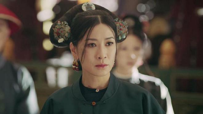 在《延禧攻略》中饰演娴妃的佘诗曼,前期是个多么温柔,高雅的嫔妃,却