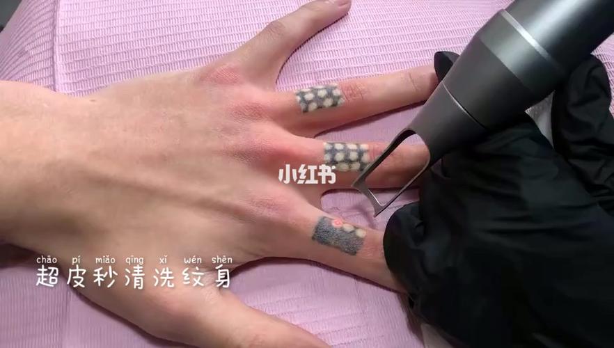 纹身不建议纹手指上一个容易掉色一个就是去特殊场合不易遮挡