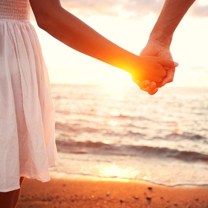 海滩边的手拉手情侣高清图片