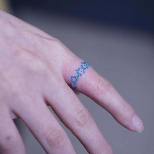 女生指环纹身图案,手指上的花环纹身,戒指纹身图案#纹身  #合肥纹身