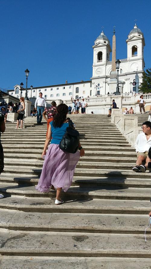 西班牙大台阶是意大利罗马一座户外阶梯,与西班牙广场相连.