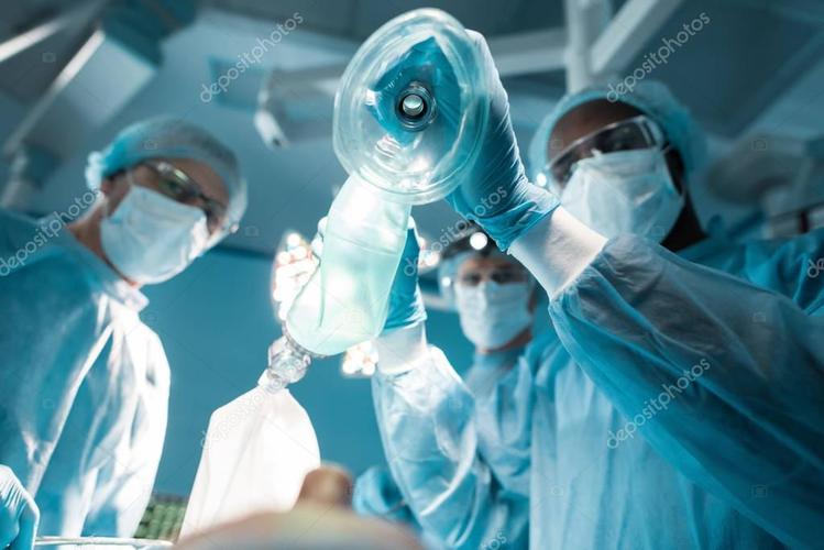 名称:非洲裔美国人麻醉在手术室内持有氧气面罩的底部视图