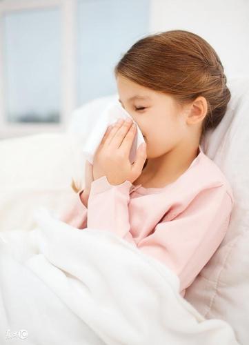 再有孩子可能会出现咳嗽,咽痛,流涕,鼻塞这些感冒的症状,少部分可能会