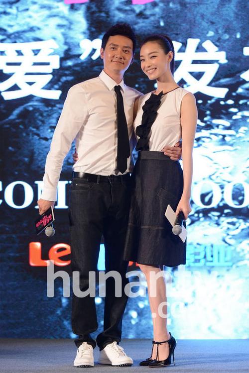 电影《我想和你好好的》在北京举行发布会,主演冯绍峰,倪妮携手为两人