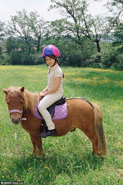 骑着小马的女孩