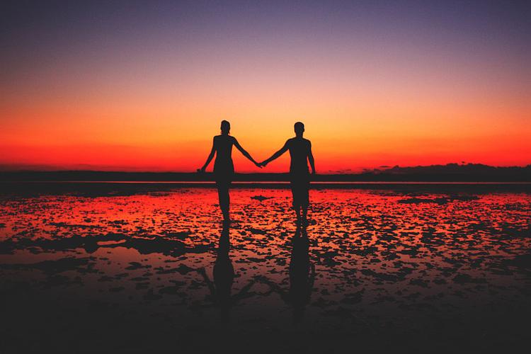 情侣,相爱,握手,日落,剪影,年轻,海边,两个人,走,海滩_高清图片_全景