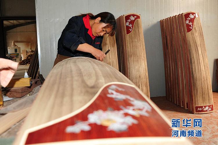 河南省兰考县,农民王翠云在堌阳镇大河乐器有限公司里面加工古筝.