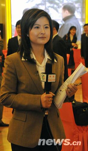 两会美女记者风采(9)中央电视台著名主持人张泉灵 陈涛摄两会美女记者