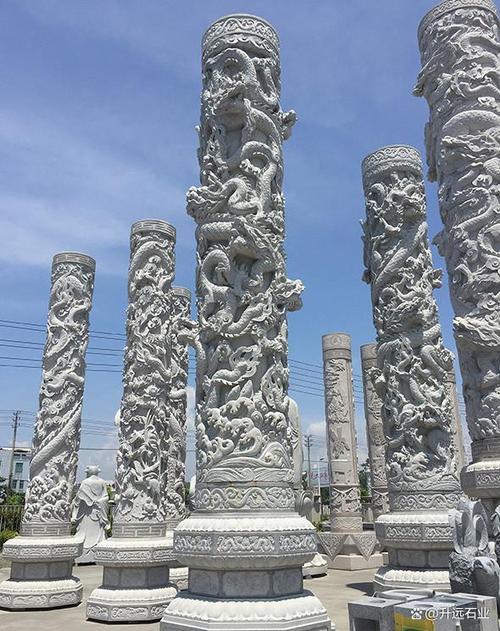 在中国传统建筑中,龙柱是一种非常重要的建筑装饰,常常被用于宫殿