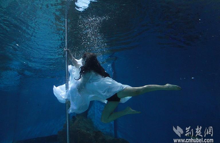 女孩水下憋气秀钢管舞 比地面上难多了