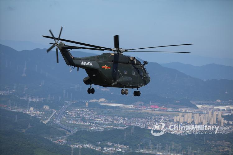 第71集团军空军某陆航旅直升机进行运输训练