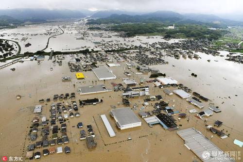 当地时间2018年7月7日,日本冈山,日本自卫队营救被洪水困住的居民.