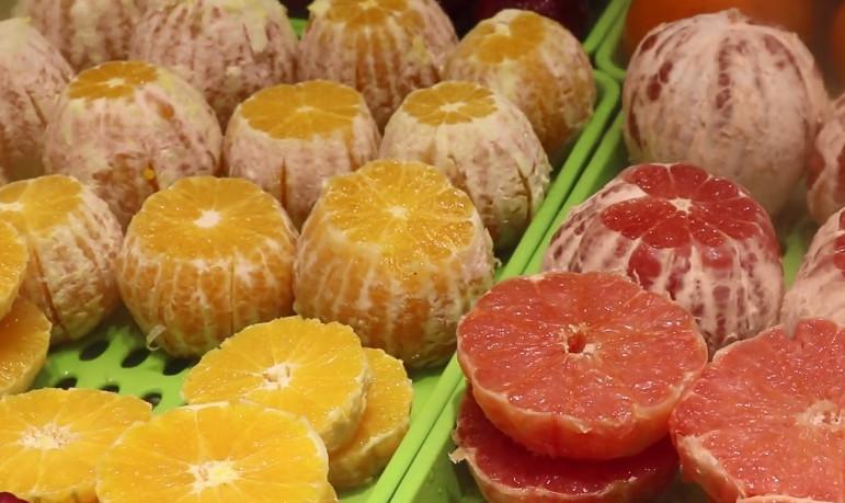 广州网红水果店20多种水果现切现卖,一斤16元,顾客都挤爆了