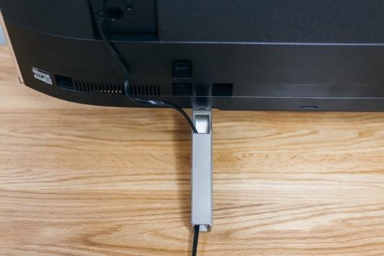 连接电源插座的时候,可以把线材从底座穿过,这样电视机摆在桌面上就看