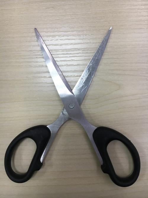 锋利的剪刀是轴对称图形.