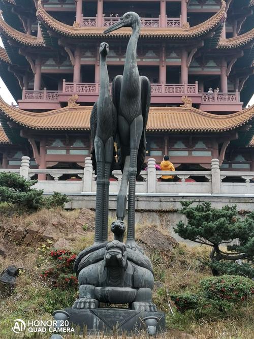 黄鹤楼鹤龟蛇雕像,像征着黄鹤楼是有黄鹤(神鹤)而得名,且黄鹤楼耸立在