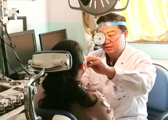 副业做精 他把治好病当成唯一目的倪志军是一名优秀的耳鼻喉科医生,在