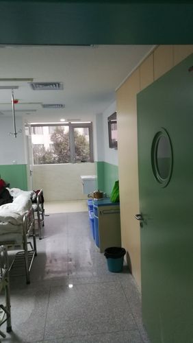 大病房,三人间,宽敞舒适,病房内还有卫生间,洗漱台,真正方便患者及