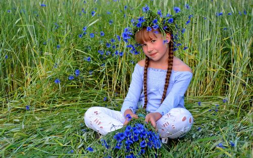 壁纸 可爱的小女孩,蓝色的花朵,草 2560x1600 hd 高清壁纸, 图片