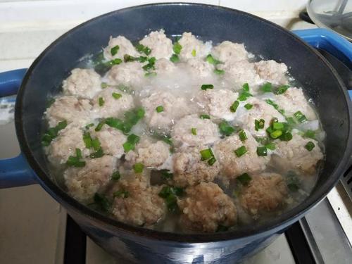 【冬日暖食记】 萝卜丝肉丸子汤