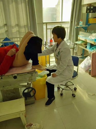 中医院妇产科主任周志敏在为患者检查