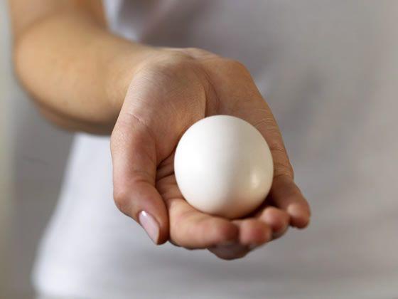 鸡蛋| 原理跟驱散瘀血一样,将热鸡蛋煮熟破壳之后,用毛巾包裹轻揉