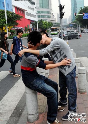 3对同志青年街头男男吻呼吁关注同性恋者