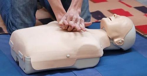 如果你参加过急救培训, 胸外按压的手势可能会被要求十指相扣.