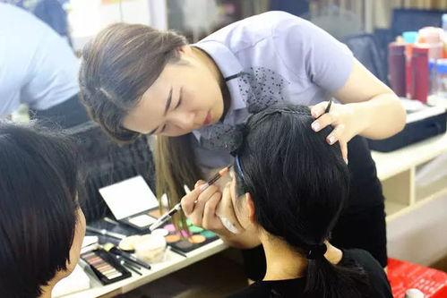 影楼化妆师的平均月薪在7000元左右,高级化妆师的平均月薪在9000元