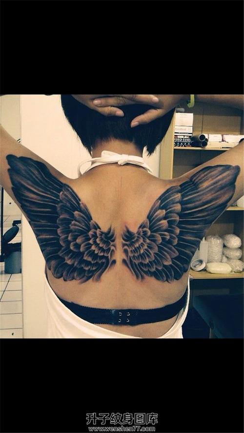 女性肩背部黑色翅膀纹身