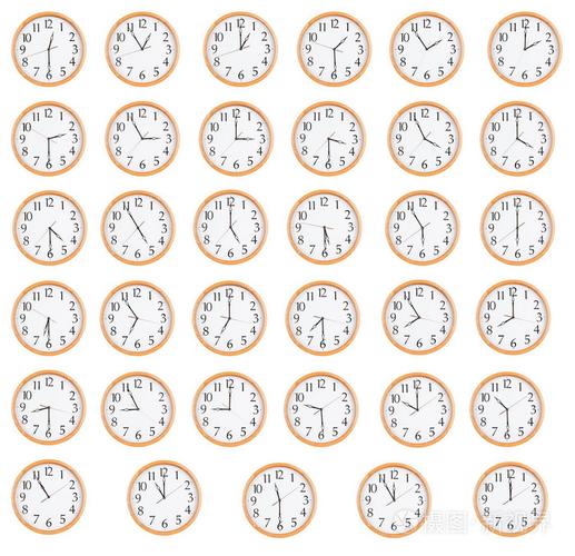 许多圆形时钟显示不同的时间