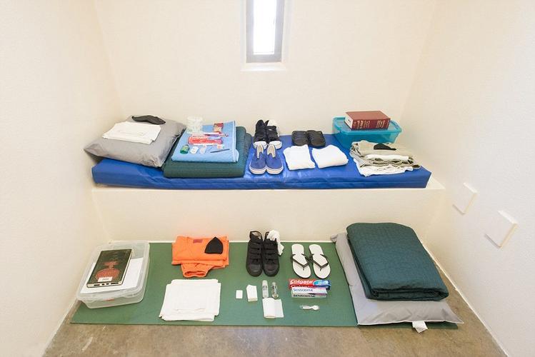 在一间很小的牢房中,囚犯被允许看dvd和阅读杂志,但他们需要带上固定