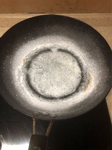 蒸气开始散发,锅里面开始慢慢结了一层白白的东西,仔细观察那就是食盐