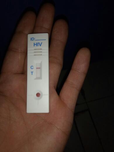 艾滋病测试纸请问我这是阴嘛最后一张是第二次测的前面几张是第一次测